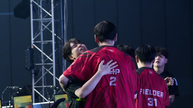 Lip and fearless hug at OWL Midseason Madness